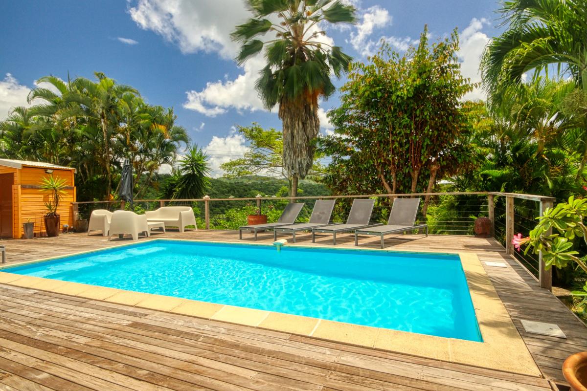 41Location villa piscine le diamant martinique_ piscine et transats